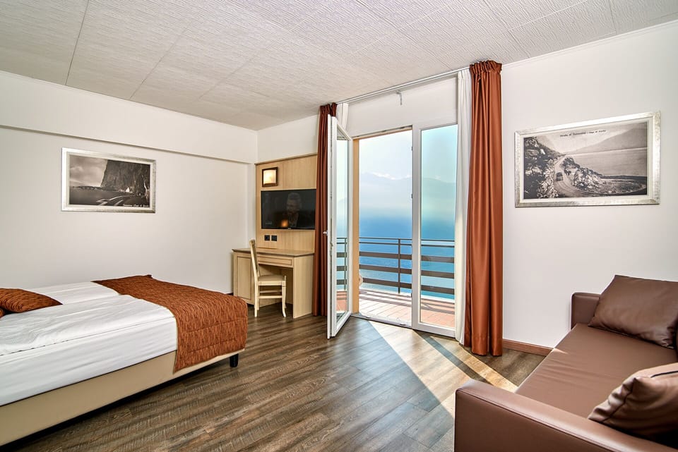 Classic Room, Lake View | In-room safe, individually decorated, desk, free cribs/infant beds