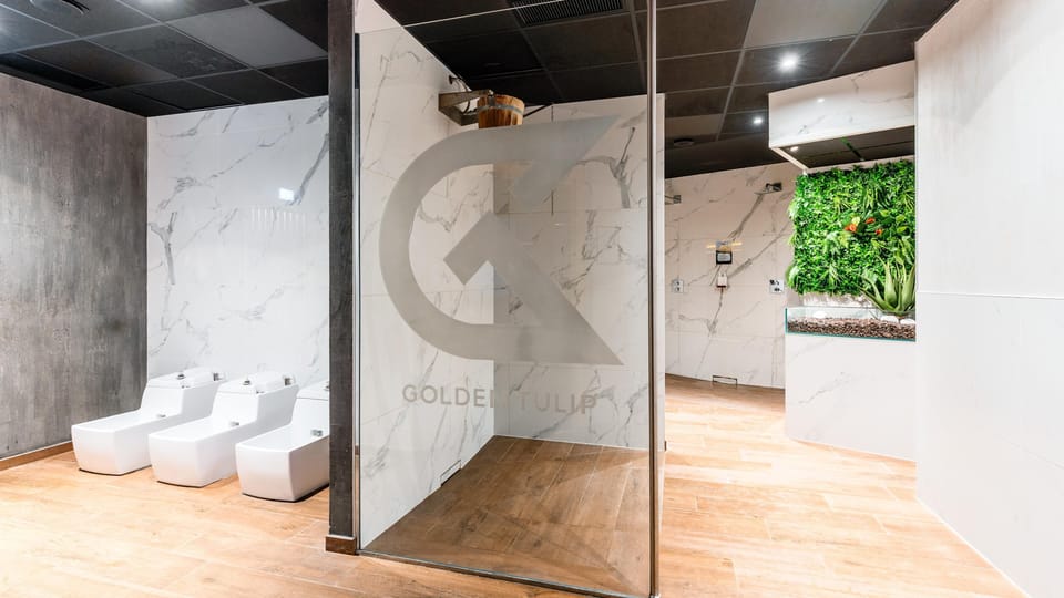 Couples treatment rooms, sauna, hot tub, body treatments