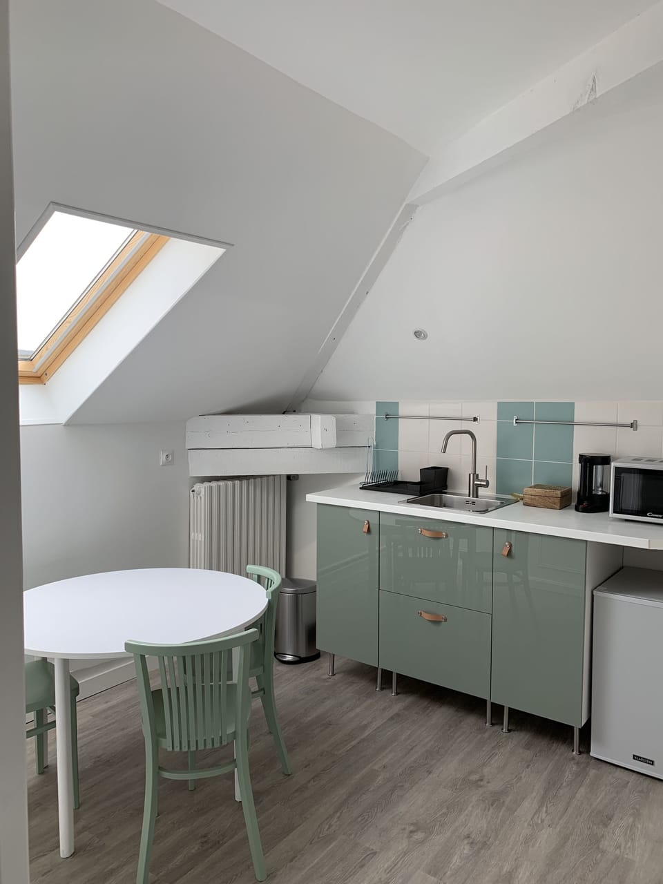 Le Lièvre et la Tortue | Private kitchenette | Fridge, microwave, coffee/tea maker, electric kettle