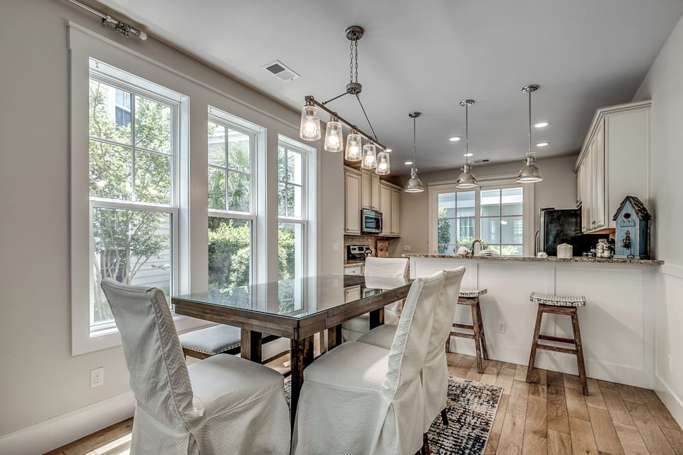 4985 Whitepoint Four Bedroom House | In-room dining