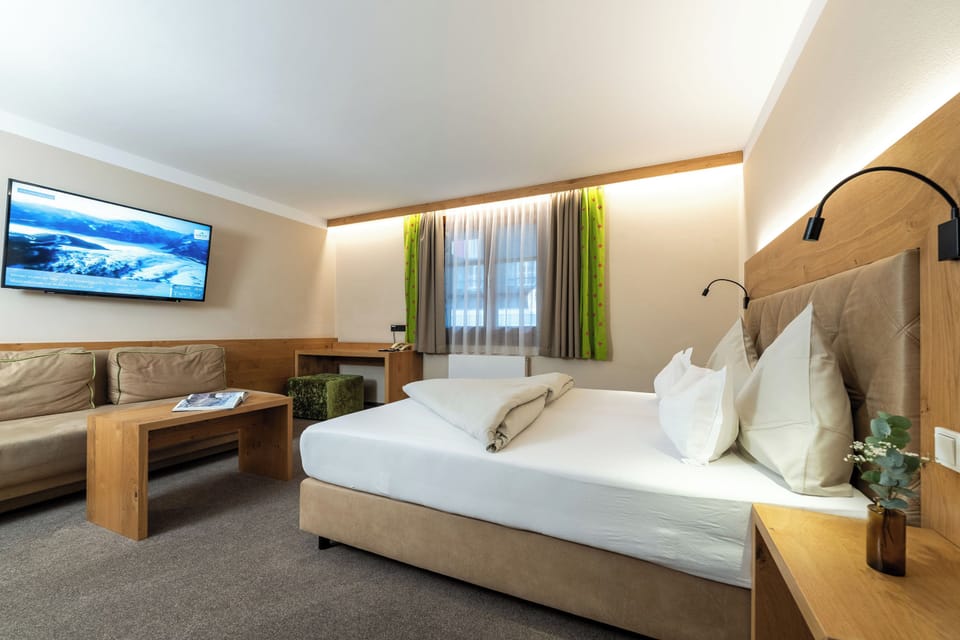 Deluxe Double Room | Hypo-allergenic bedding, in-room safe, individually decorated