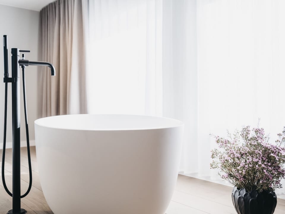 Junior Spa Suite | Bathroom | Free toiletries, hair dryer, bathrobes, slippers