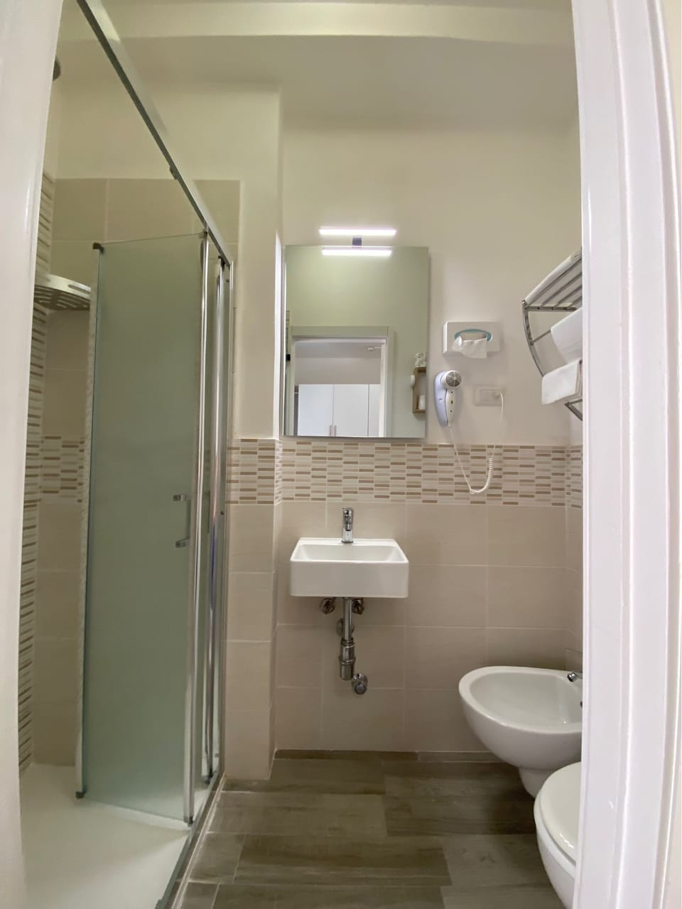 Economy Double Room | Bathroom | Shower, free toiletries, hair dryer, bidet