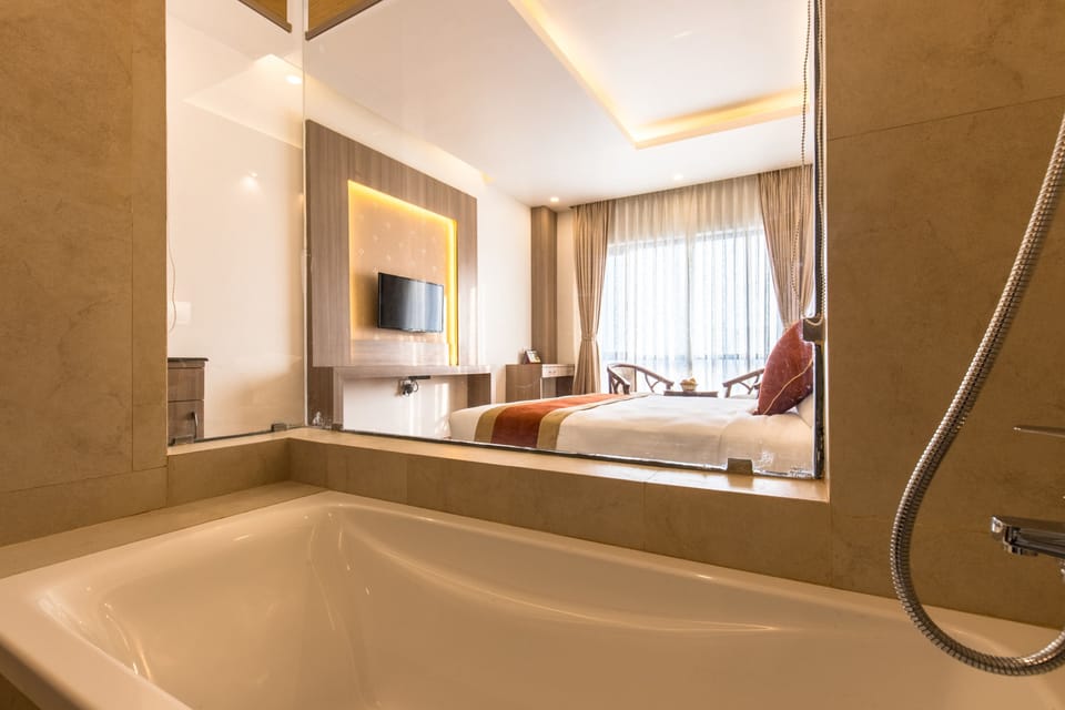 Deluxe Single Room | Minibar, desk, laptop workspace, soundproofing