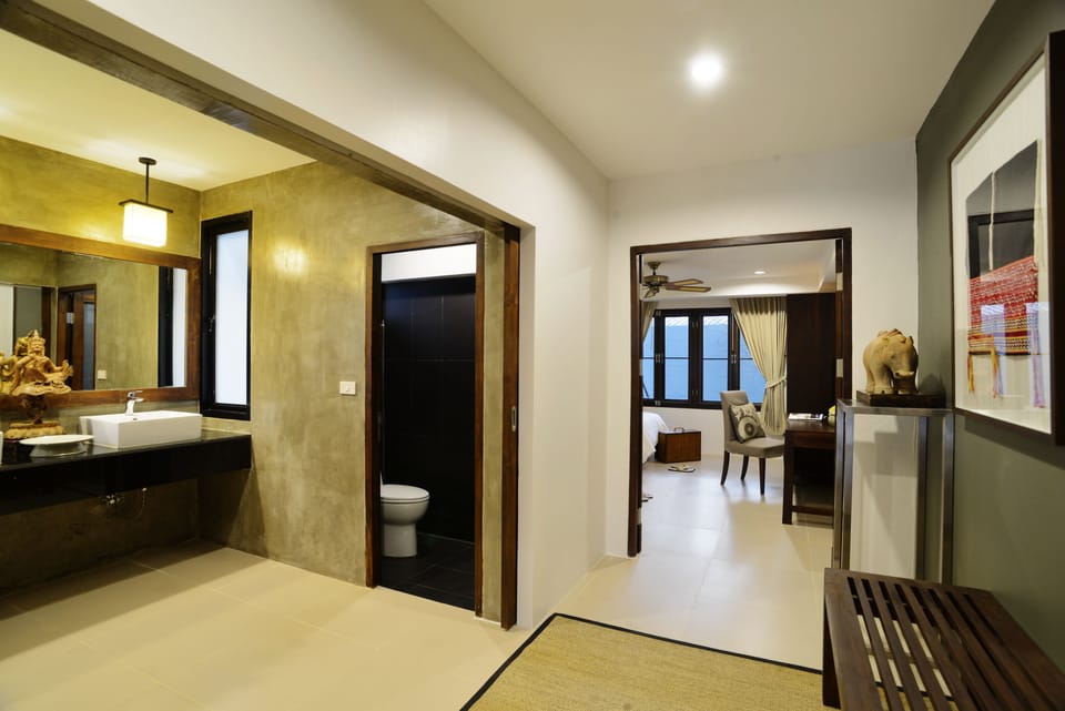 Quarter Family Room | Minibar, in-room safe, desk, free WiFi