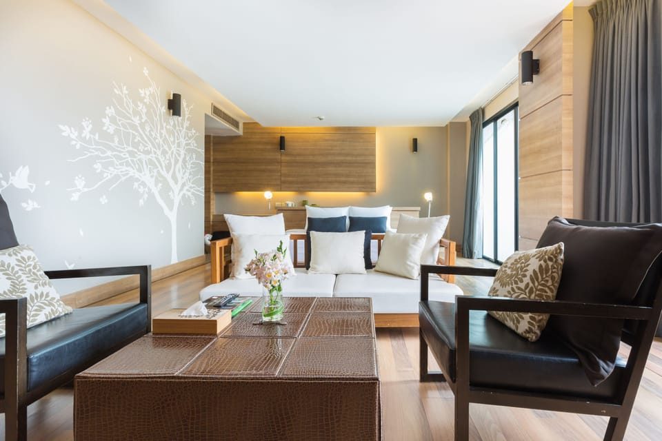 Classic Suite, 1 Bedroom, Mountain View | In-room safe, blackout drapes, free cribs/infant beds, bed sheets