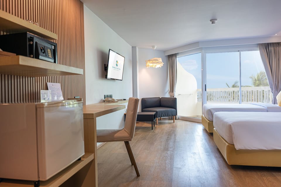 Deluxe Twin Room | Desk, bed sheets