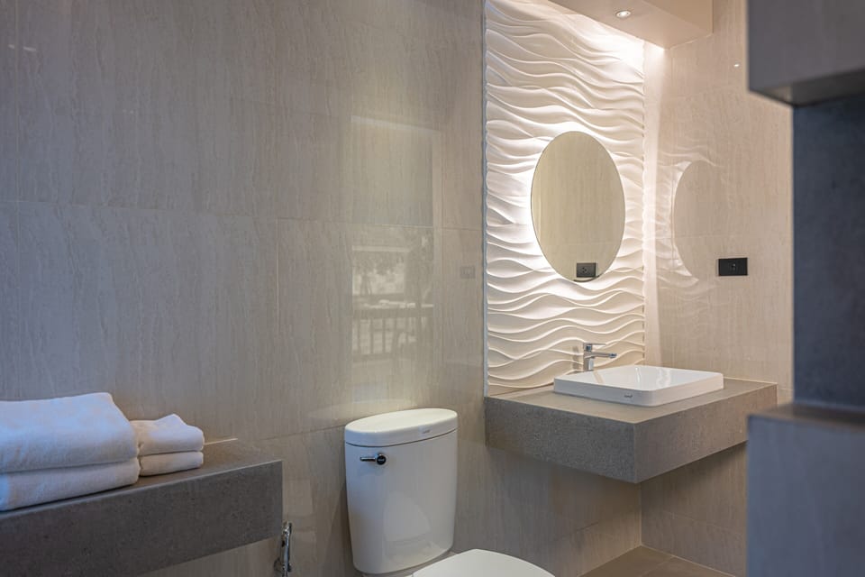 Shower, rainfall showerhead, free toiletries, towels