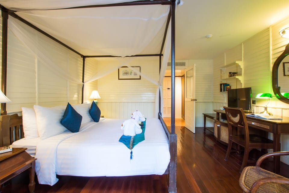 Deluxe King Bed Room | Premium bedding, minibar, in-room safe, desk