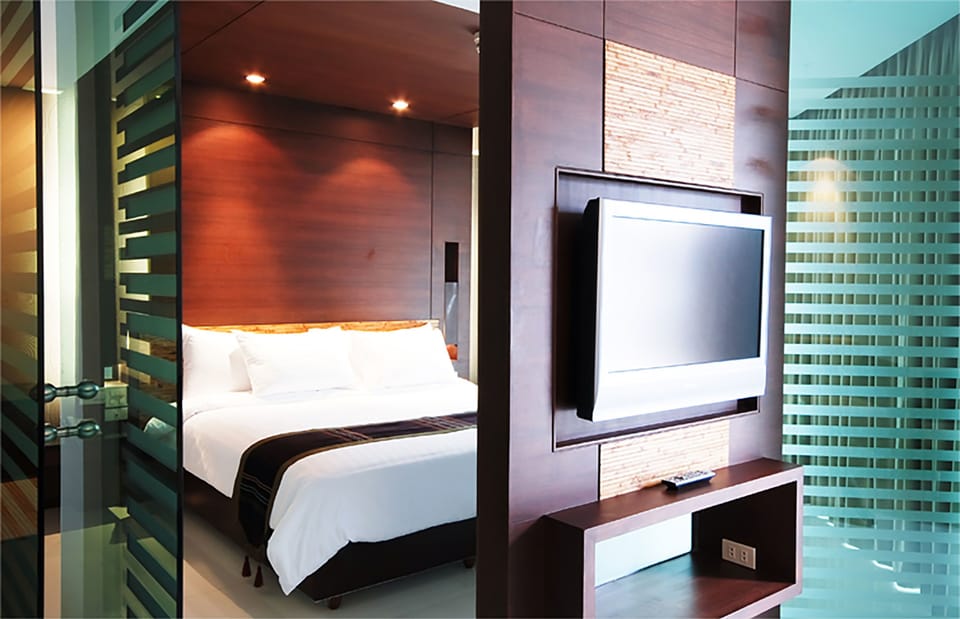 In-room safe, free WiFi, bed sheets