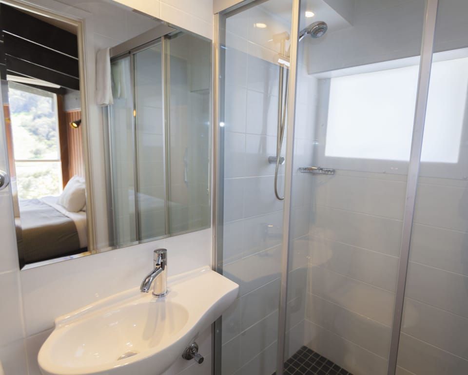 King or Twin Room | Bathroom | Shower, free toiletries, hair dryer, towels