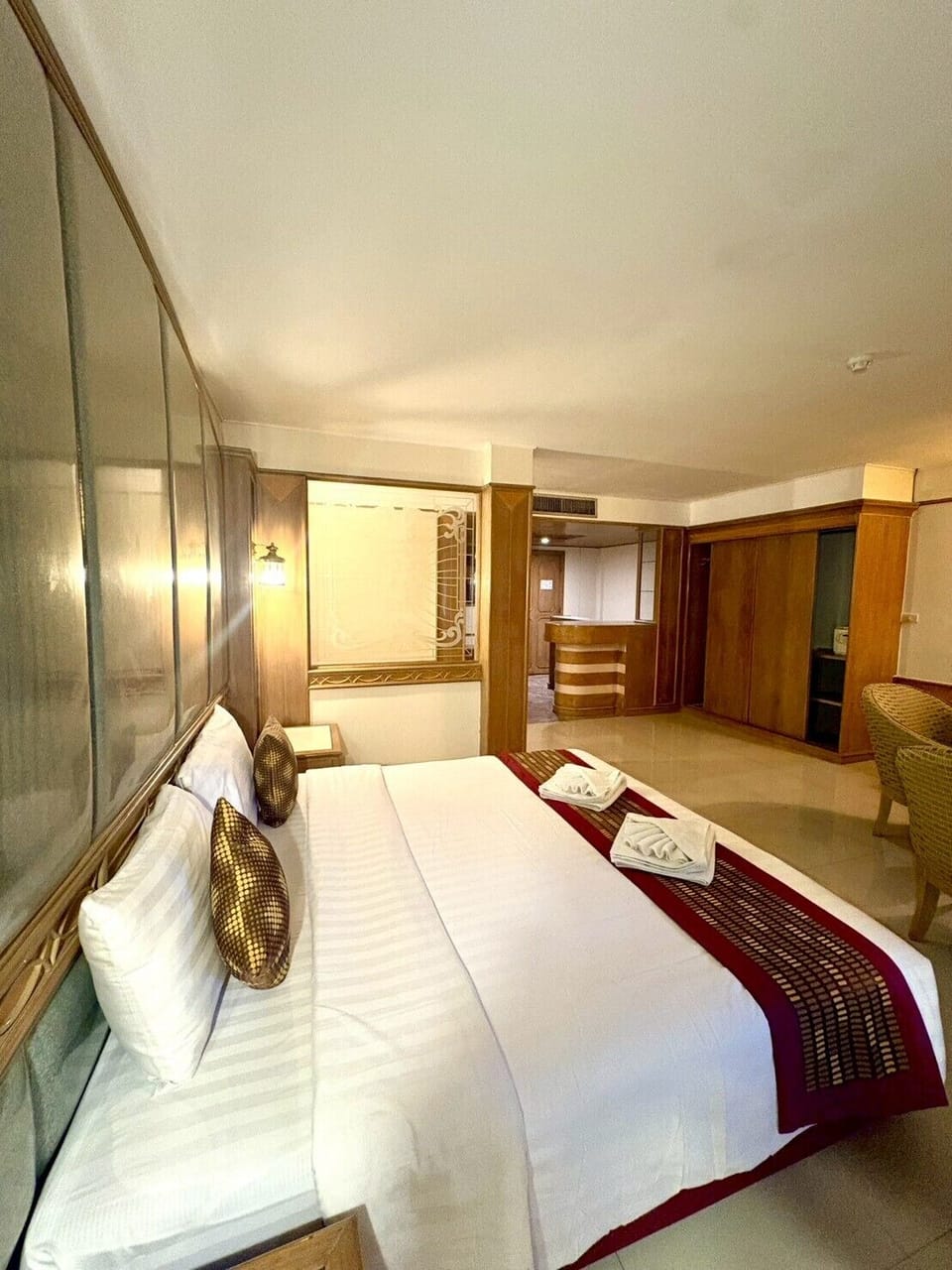 Honeymoon Room | In-room safe, desk, soundproofing, free WiFi