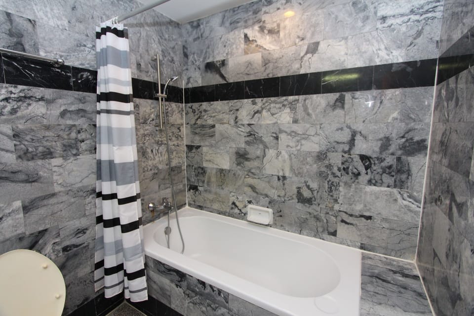 Deluxe Room | Deep soaking bathtub