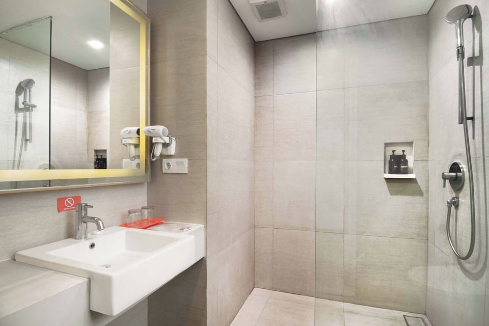 Superior Room with Balcony | Bathroom | Shower, hair dryer, bathrobes, slippers