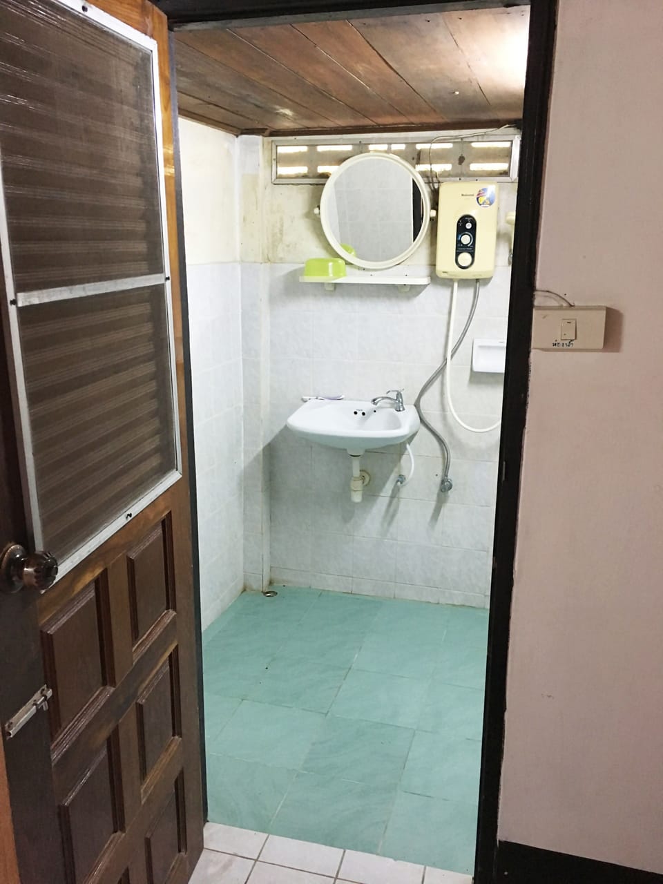 Ban Mae-Hongson | Bathroom | Shower, free toiletries, towels