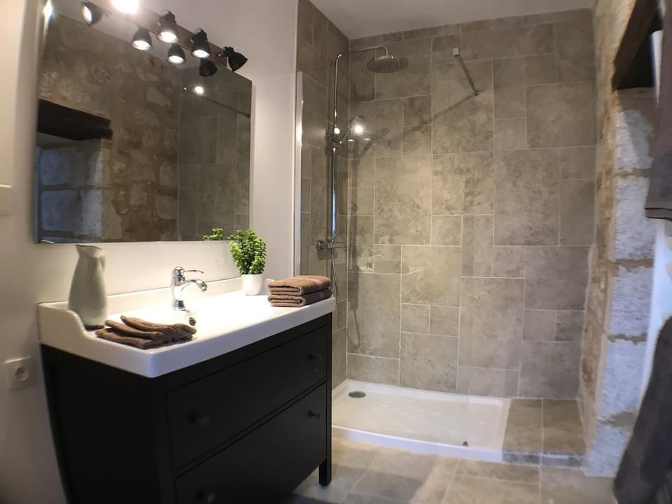 Grand Apartment, 1 Bedroom (de Solminihac) | Bathroom | Shower, hair dryer