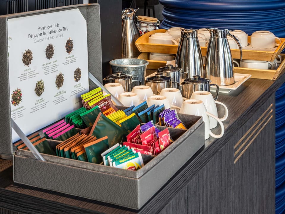 Daily buffet breakfast (CHF 29 per person)