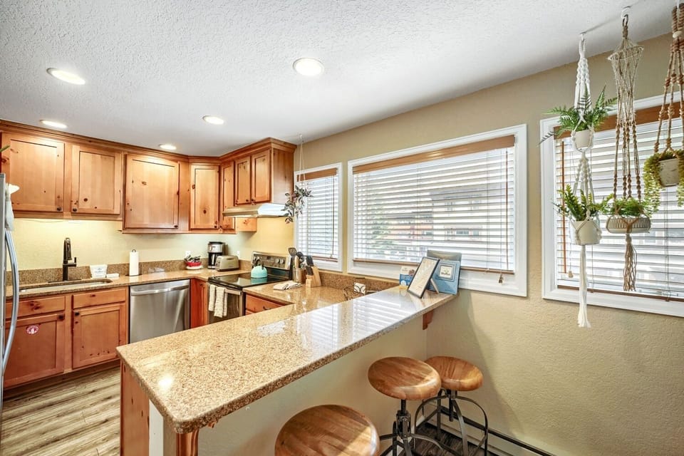 Condo, 3 Bedrooms | Private kitchen | Coffee/tea maker, fridge, oven, toaster