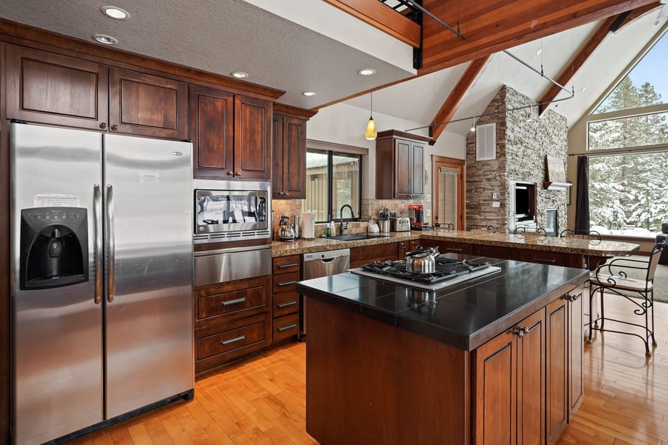 House, 4 Bedrooms | Private kitchen | Fridge, microwave, oven, stovetop