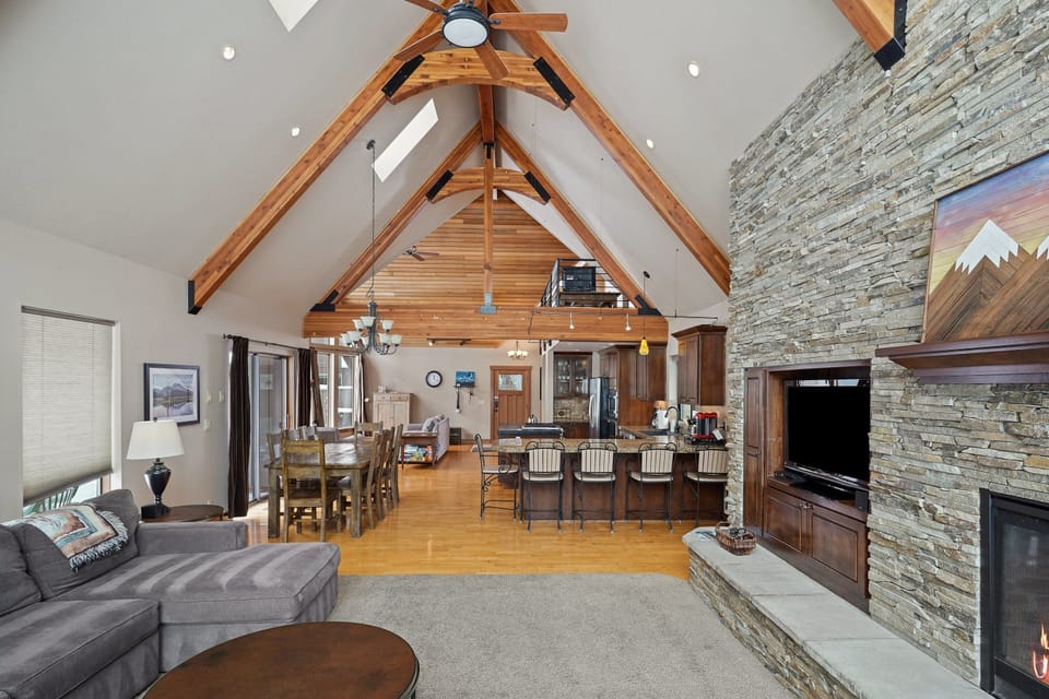 House, 4 Bedrooms | Living area | TV