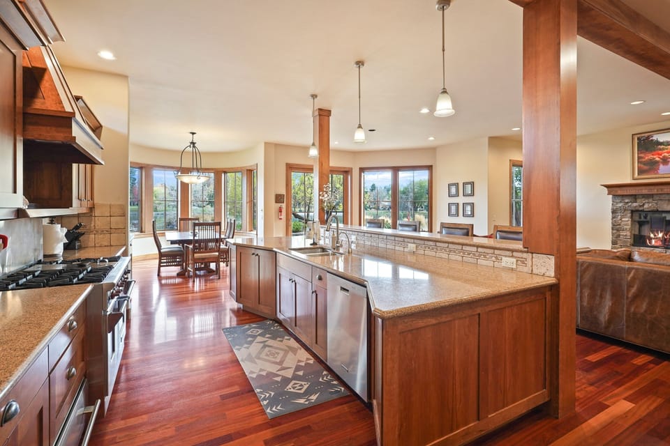House, 3 Bedrooms | Private kitchen | Fridge, microwave, oven, stovetop