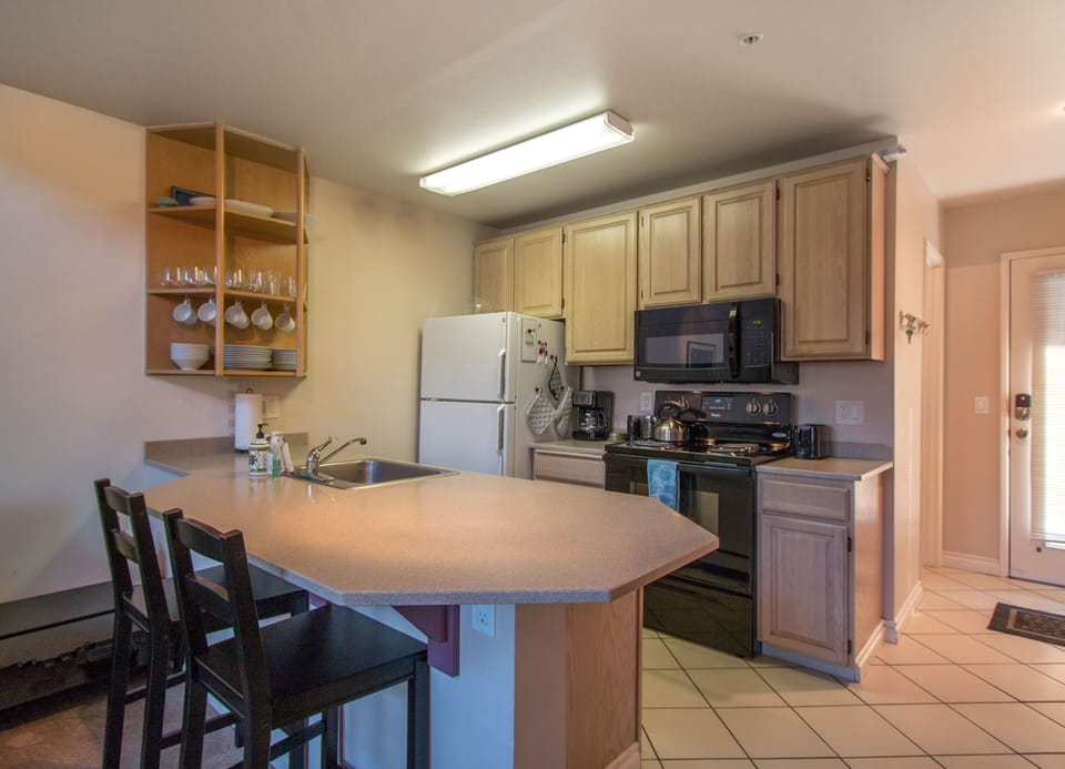 Condo, 2 Bedrooms | Private kitchen | Fridge, oven, coffee/tea maker, toaster