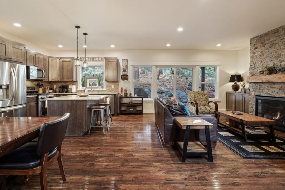 House, 5 Bedrooms | Private kitchen | Fridge, microwave, oven, stovetop