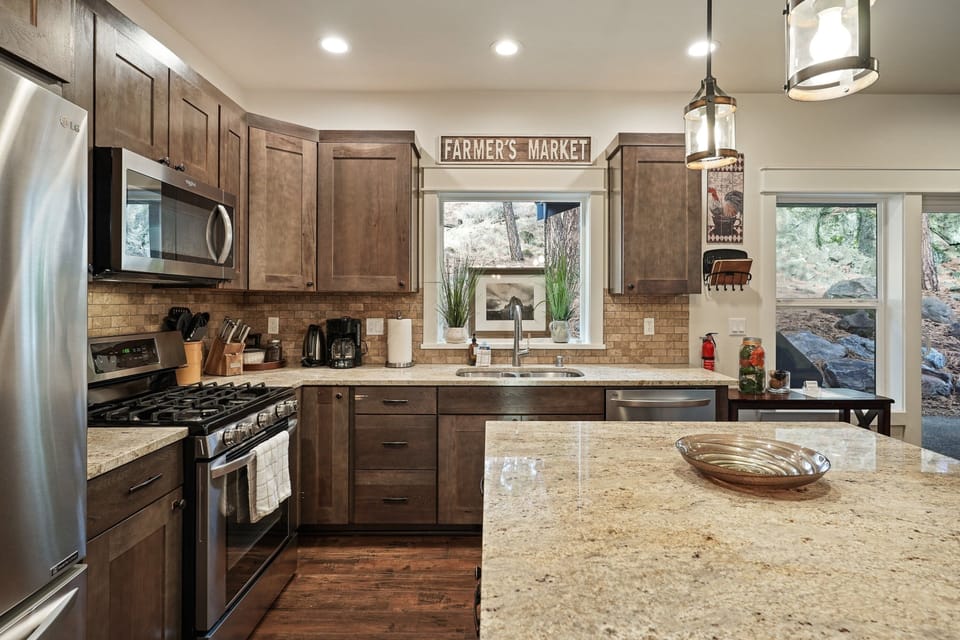House, 5 Bedrooms | Private kitchen | Fridge, microwave, oven, stovetop