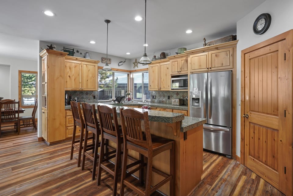 House, 5 Bedrooms | Private kitchen | Fridge, microwave, oven, stovetop
