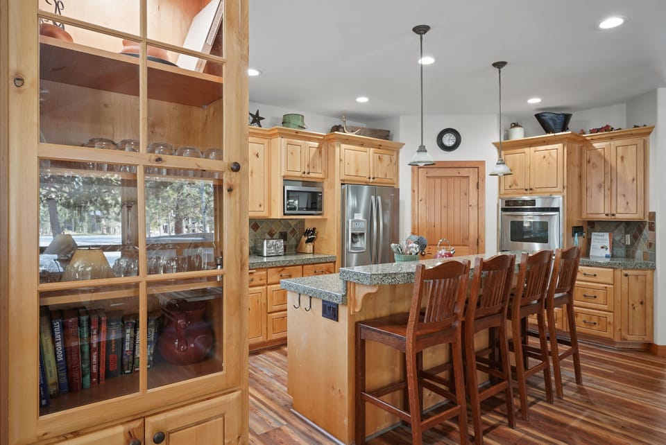 House, 5 Bedrooms | Private kitchen | Fridge, microwave, oven, stovetop