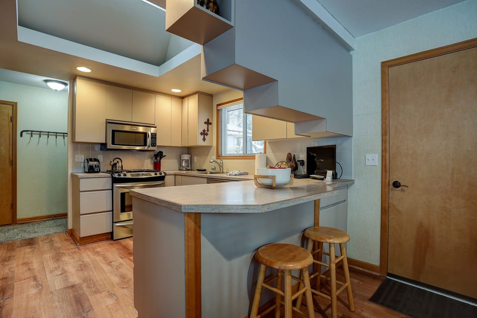 House, 3 Bedrooms | Private kitchen | Fridge, microwave, oven, stovetop