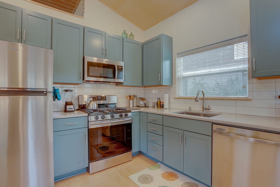House, 1 Bedroom | Private kitchen | Fridge, microwave, oven, stovetop