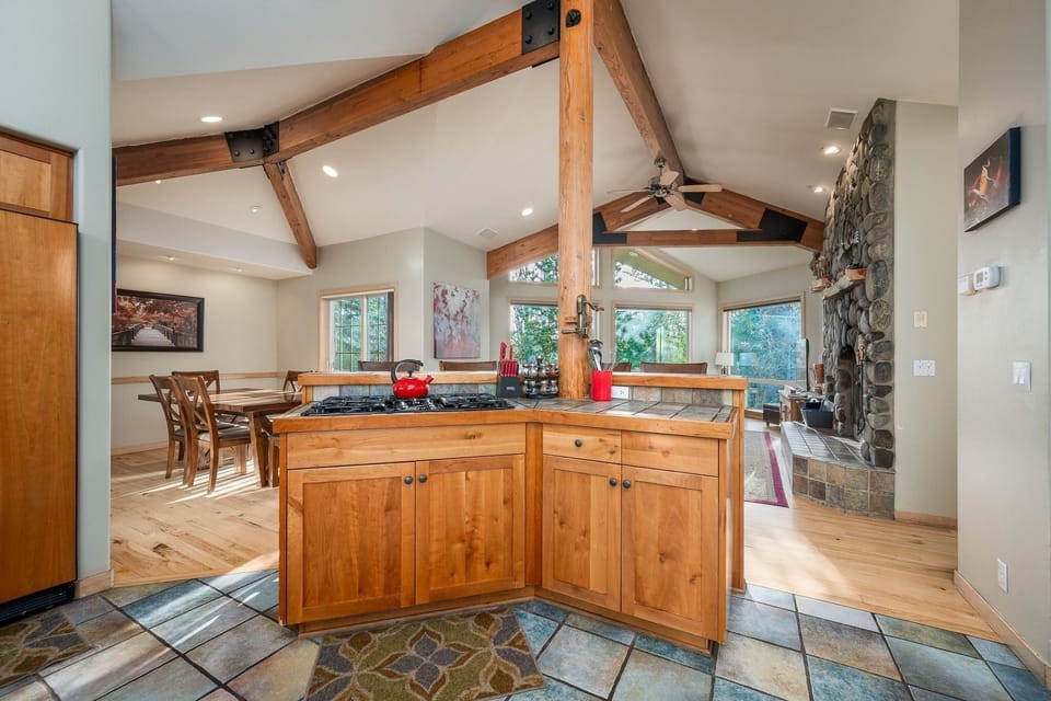 House, 4 Bedrooms | Private kitchen | Fridge, microwave, oven, stovetop