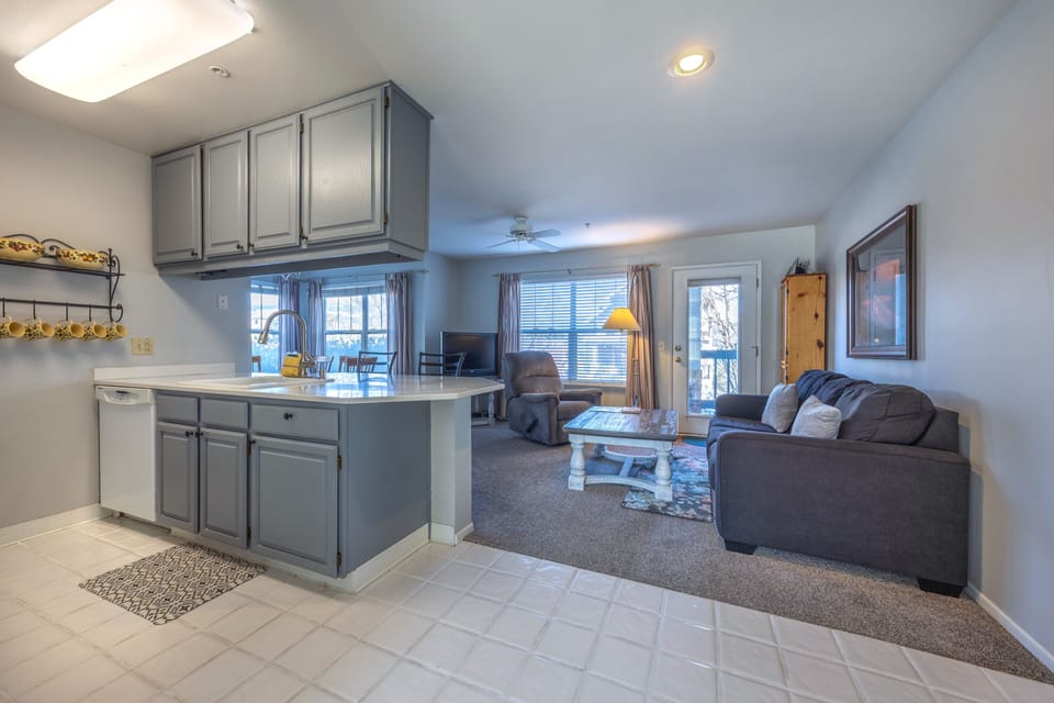 Condo, 1 Bedroom | Private kitchen | Fridge, microwave, oven, stovetop