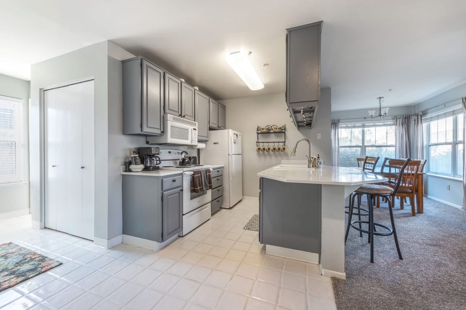Condo, 1 Bedroom | Private kitchen | Fridge, microwave, oven, stovetop