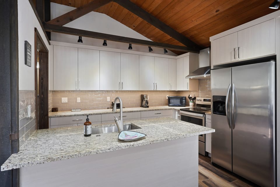 House, 2 Bedrooms | Private kitchen | Fridge, microwave, oven, stovetop
