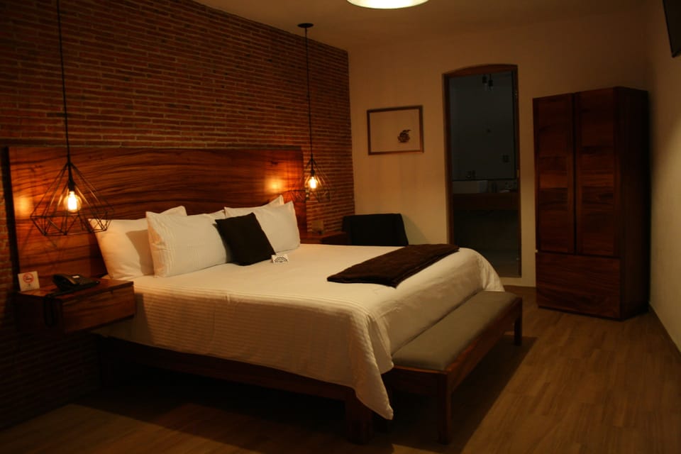 Junior Room, 1 King Bed, Non Smoking | In-room safe, desk, iron/ironing board, free cribs/infant beds