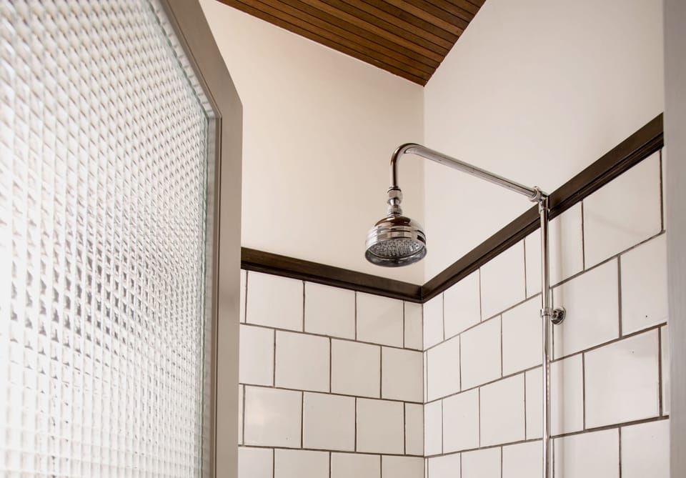 Superior Colonial Room | Bathroom | Shower, free toiletries, hair dryer, bathrobes