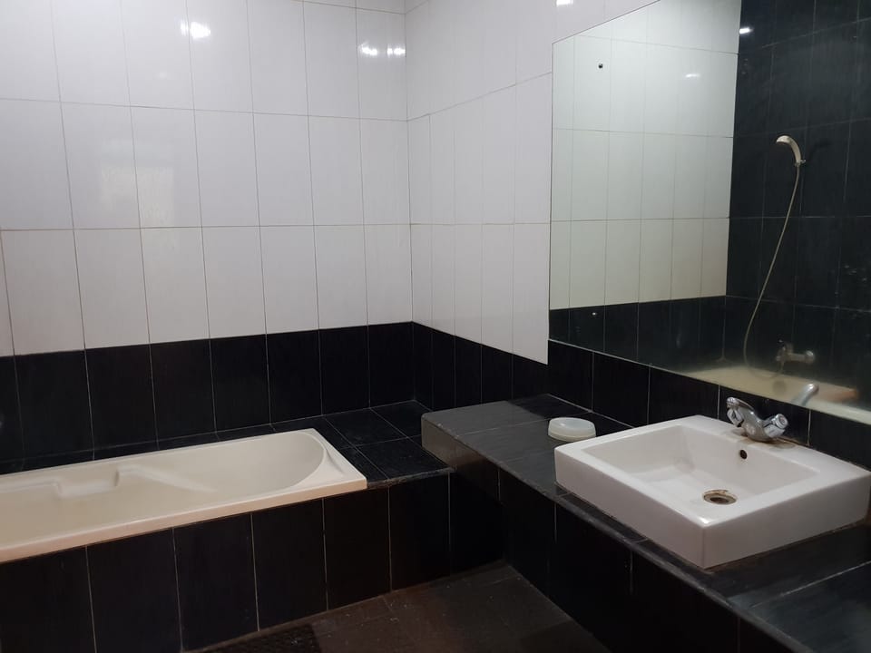 Suite | Bathroom | Free toiletries, towels