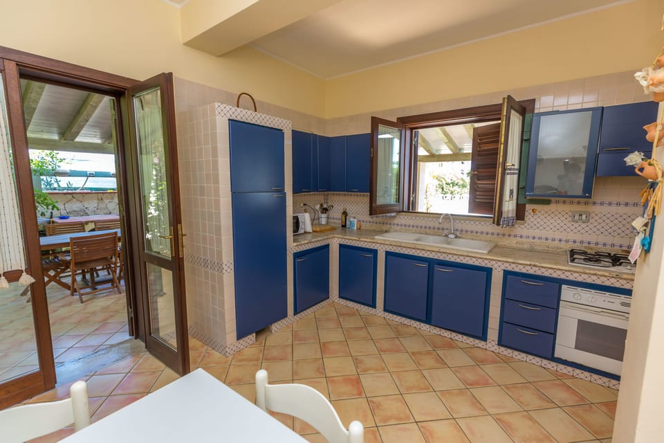 Villa, 4 Bedrooms | Private kitchen | Full-size fridge, microwave, oven, stovetop