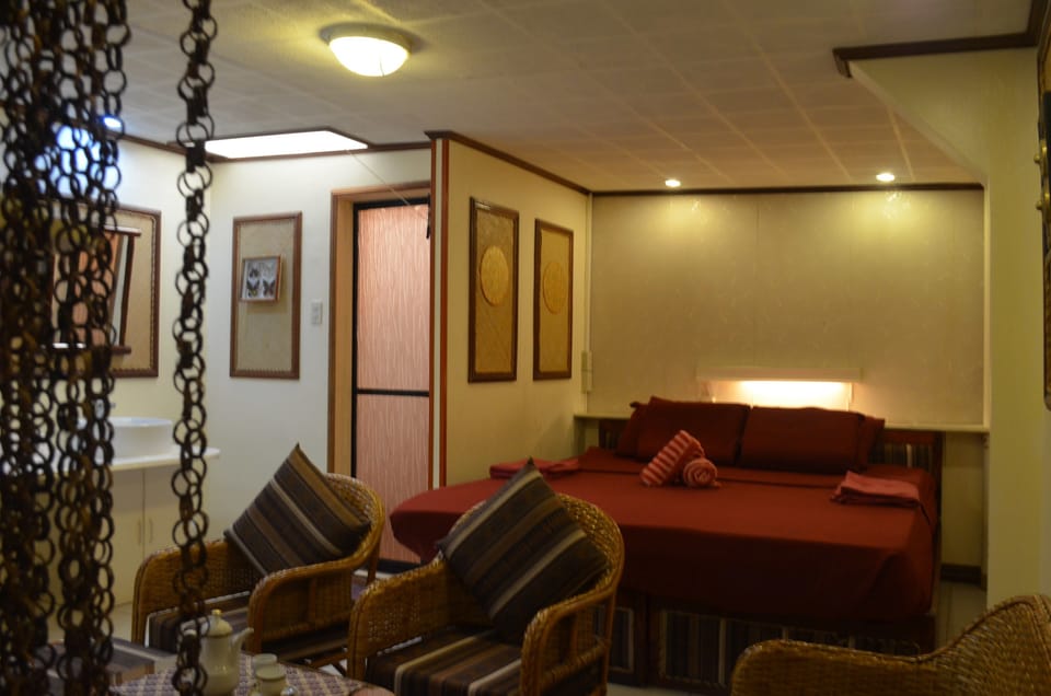 Room | Minibar, in-room safe, individually decorated, individually furnished