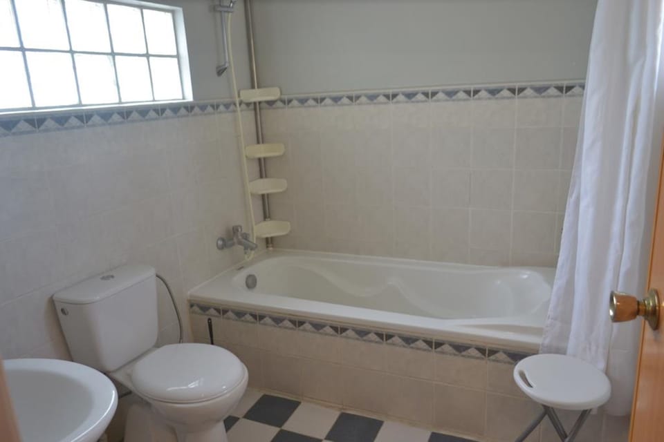 Golden Room | Bathroom | Shower, free toiletries, slippers, bidet