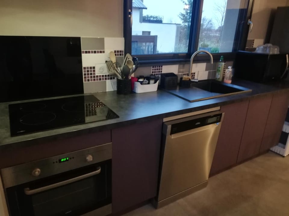Shared fridge, microwave, cookware/dishes/utensils