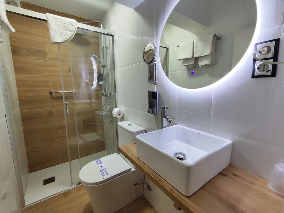 Double or Twin Room | Bathroom | Hair dryer, towels