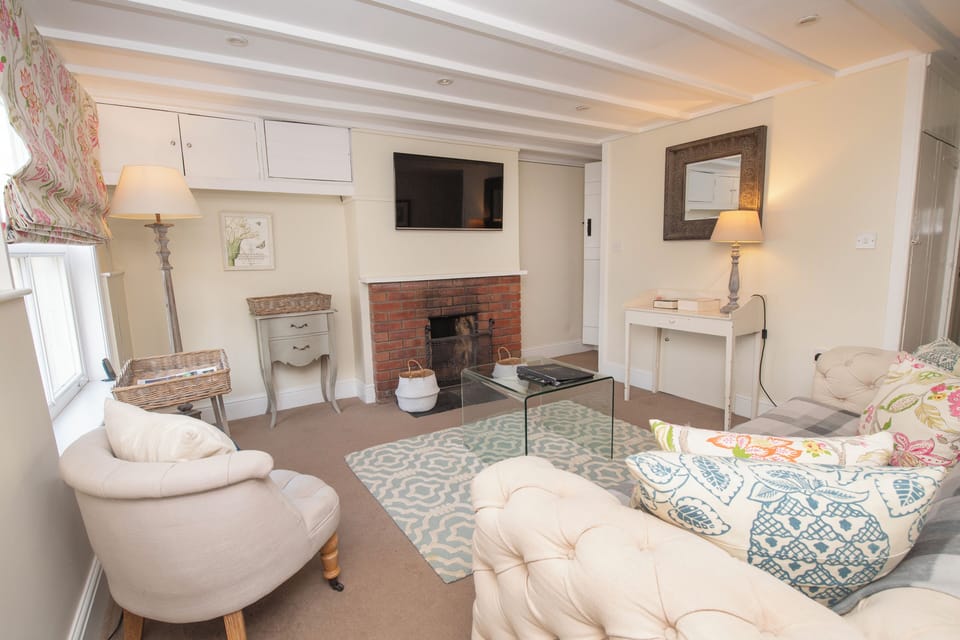 Cottage, 2 Bedrooms, Courtyard View | Living area | Smart TV