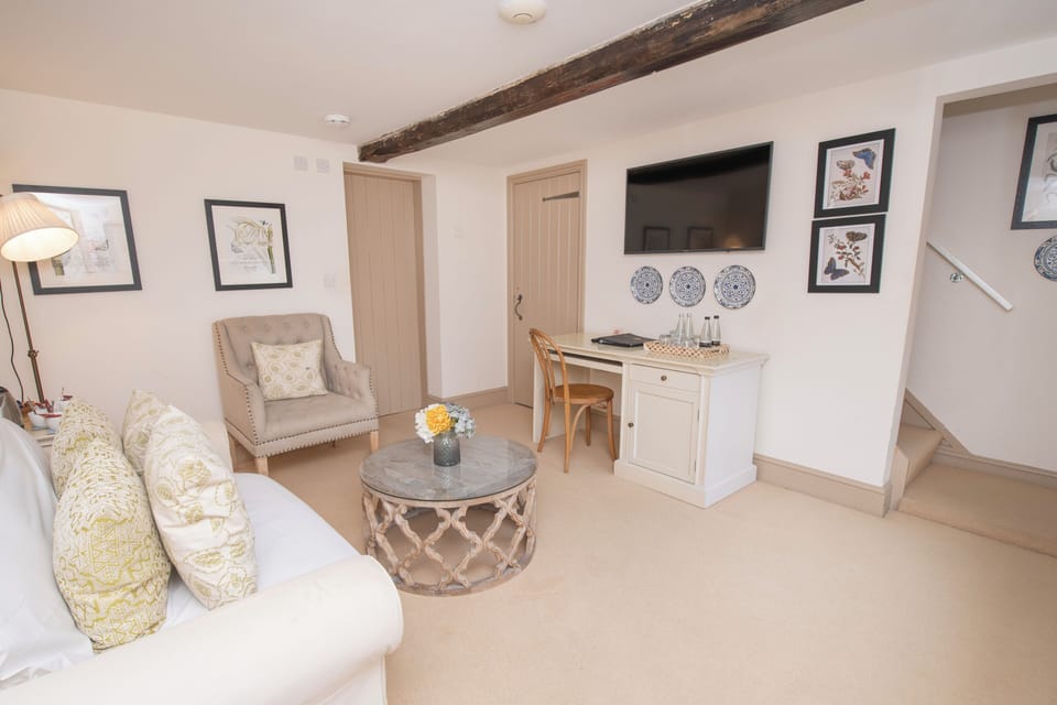 Room, 2 Double Beds, Non Smoking, Patio | Living area | Smart TV