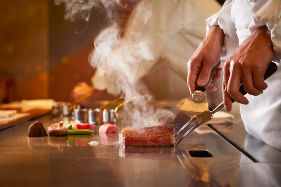 8 restaurants; breakfast, lunch, and dinner served