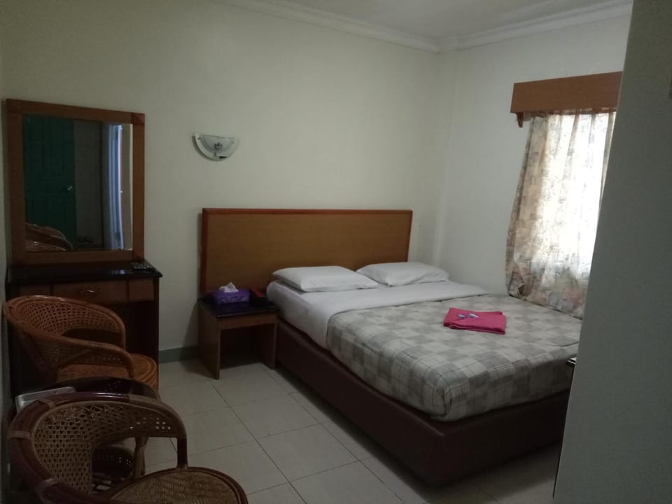 Desk, rollaway beds (surcharge), WiFi (free)