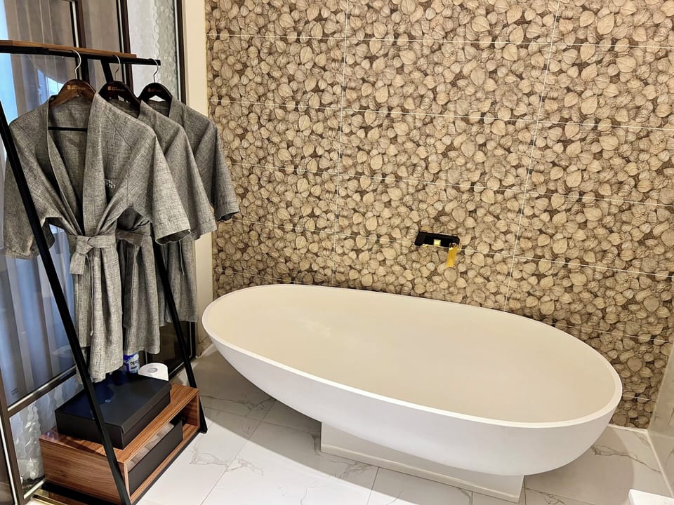 Family Suite | Bathroom | Free toiletries, hair dryer, slippers, bidet