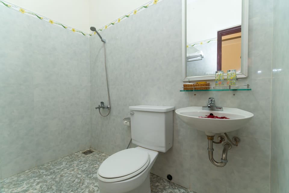 Shower, rainfall showerhead, free toiletries, hair dryer